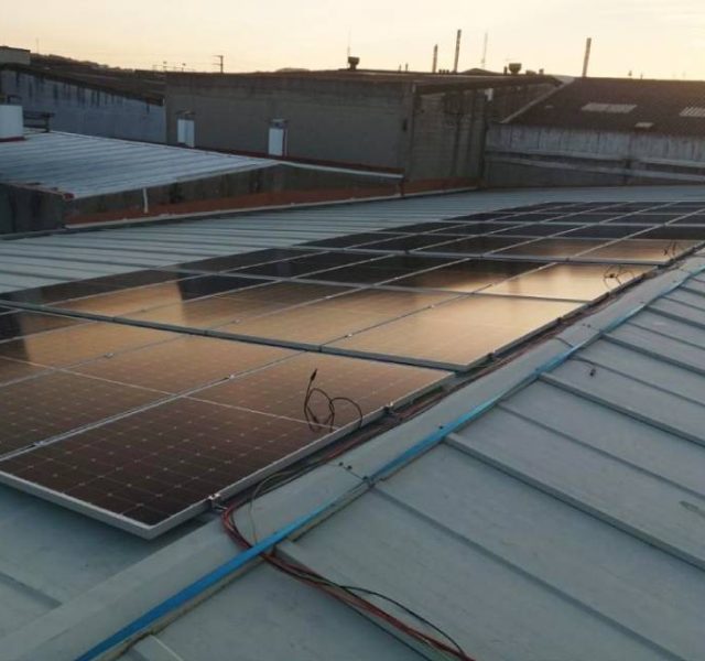 Instalación fotovoltaica en nave industrial situada en el Pol. de A Grela, A Coruña